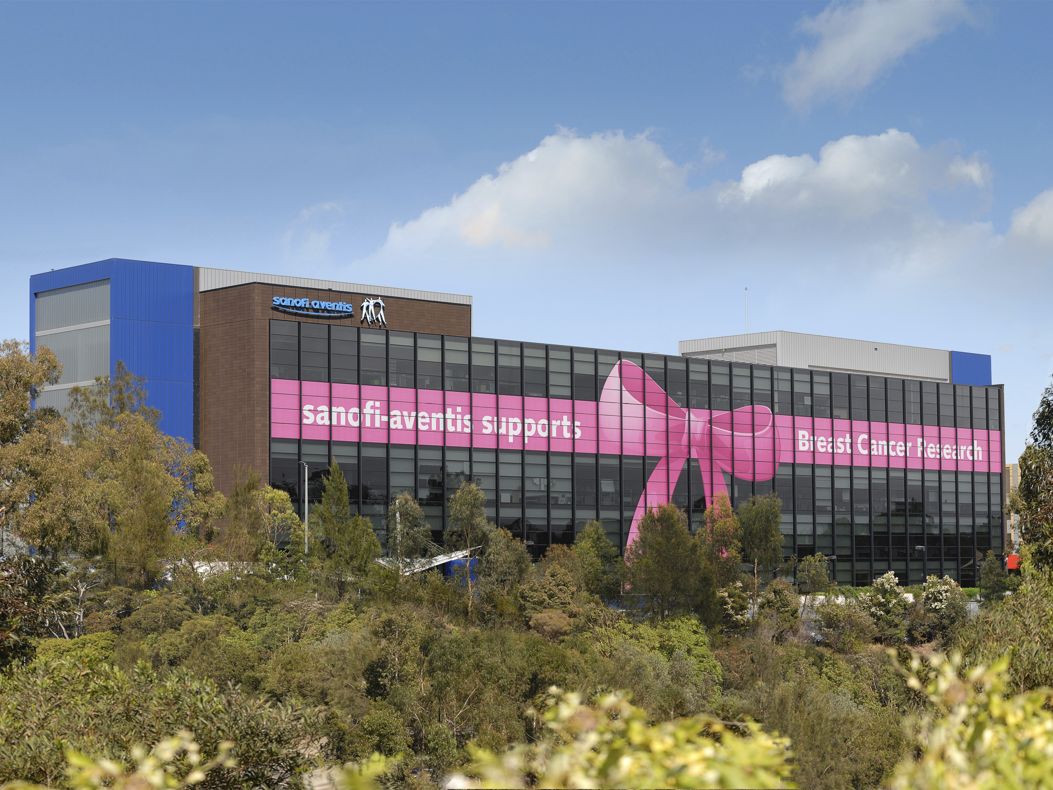 Building wrap - Sanofi supports breast cancer research